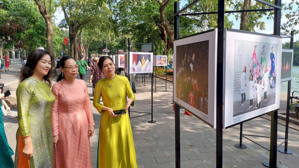 Du khách tham quan triển lãm tranh tại Hồ Gươm